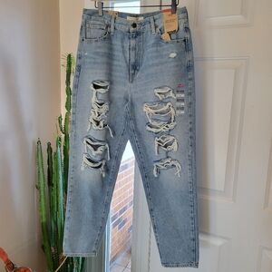 NWT Levi's Casual‎ High-Waisted Mom Distressed Jean Lightwash, Size 31×29